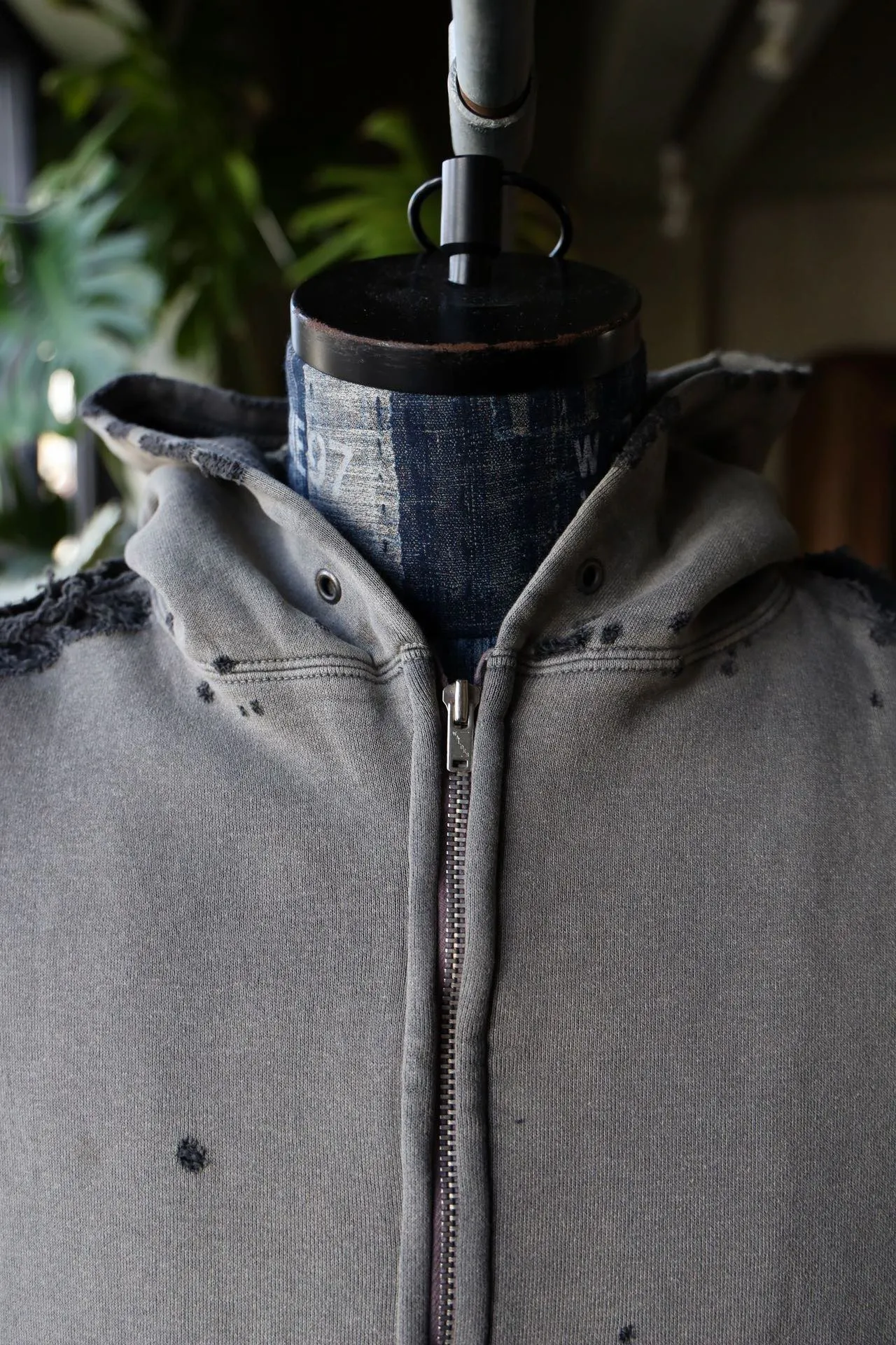 SAINT Mxxxxxx DBL FACE ZIP UP HOODIE/CHARCOAL Double-layer destroyed waffle zipper jacket, washed black S-XL, a style that has been used in the summer. After continuous fine polishing, it has finally been shipped. The finished product is simply a work of art. Super heavy washing to make the weather look old. Multiple water fades. Excessive manual wormhole damage processing. Deconstruction and reorganization embroidery technology. Custom-made zipper with LOGO. The color details of the zipper webbing are also correct. Original grade fruit main label and wash water label. Top purchasing grade. A layer of waffle fabric is added to the inner lining to make the overall texture stronger and increase the comfort and warmth of the wearer.